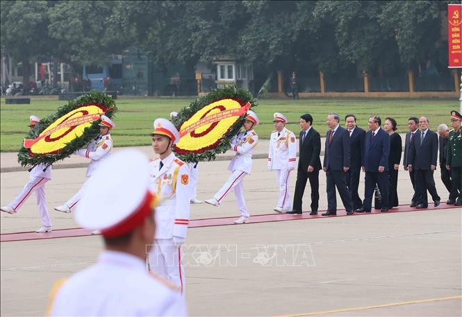 Lãnh đạo Đảng, Nhà nước vào Lăng viếng Chủ tịch Hồ Chí Minh - ảnh 1