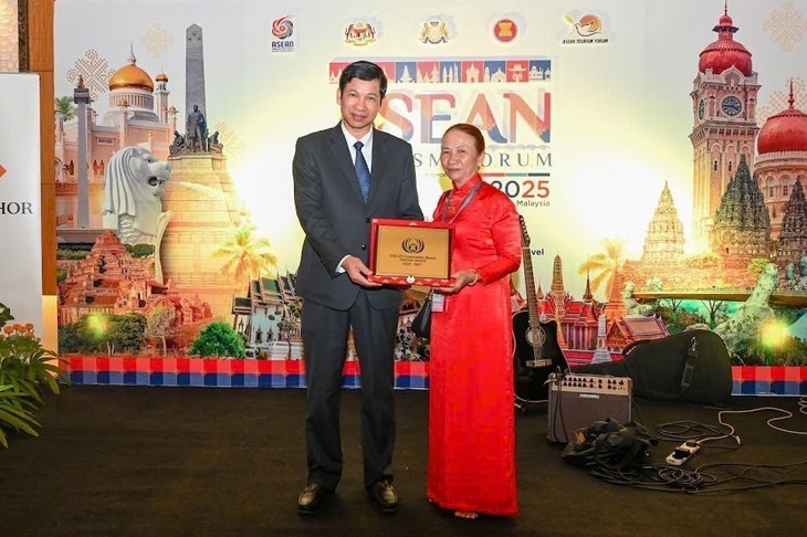 Nhiều đại diện Việt Nam được vinh danh tại Diễn đàn du lịch ASEAN 2025 - ảnh 2