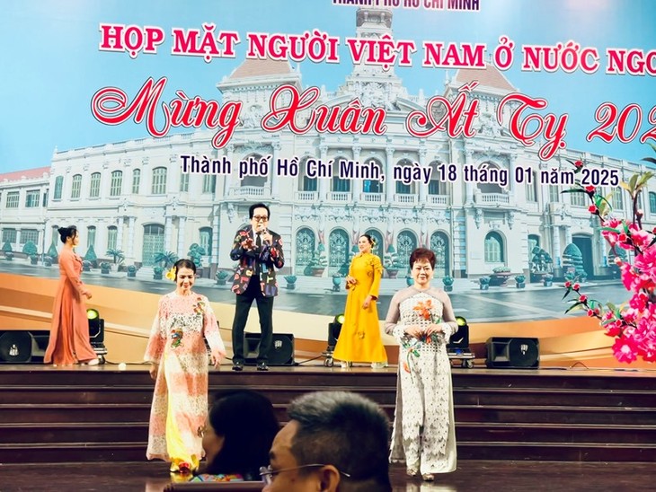 Áo dài phu nhân và hành trình Xuân an vui trên quê hương - ảnh 14