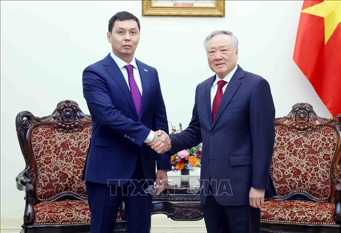 Phó Thủ tướng Thường trực Nguyễn Hòa Bình tiếp Chủ tịch Cơ quan Phòng, chống tham nhũng Kazakhstan - ảnh 1