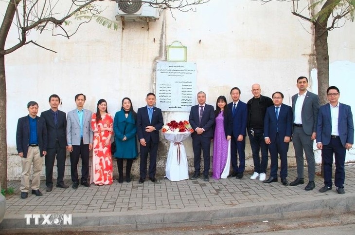 Dâng hoa tưởng niệm các nhà báo Algeria hy sinh ở Việt Nam năm 1974 - ảnh 1