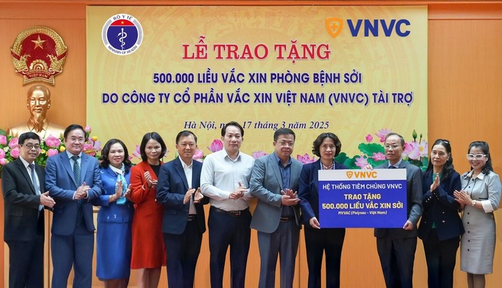 Hệ thống Trung tâm Tiêm chủng trao tặng 500 nghìn liều vaccine sởi cho Bộ Y tế chống dịch - ảnh 1