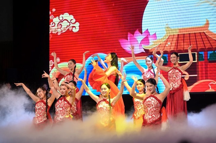 Phát huy giá trị văn hoá dân gian trong biểu diễn phong cách hát nhạc nhẹ - ảnh 2