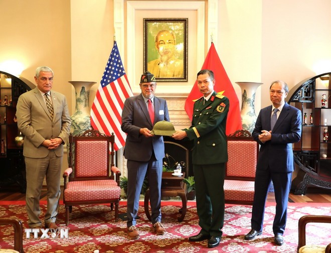 Việt Nam tiếp nhận kỷ vật chiến tranh do Mỹ cung cấp - ảnh 1