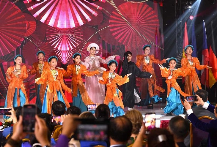 Phụ nữ Việt Nam tại Châu Âu: Việt phục bộ hành chào mừng 80 năm Quốc khánh  - ảnh 4