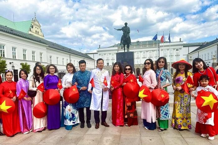 Việt phục bộ hành tại Ba Lan: mở đầu hành trình lan tỏa niềm tự hào dân tộc Việt giữa trời Âu - ảnh 4