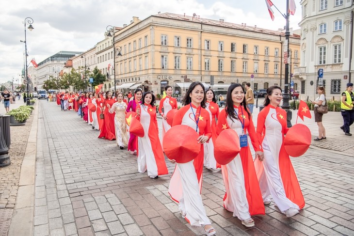 Việt phục bộ hành tại Ba Lan: mở đầu hành trình lan tỏa niềm tự hào dân tộc Việt giữa trời Âu - ảnh 7