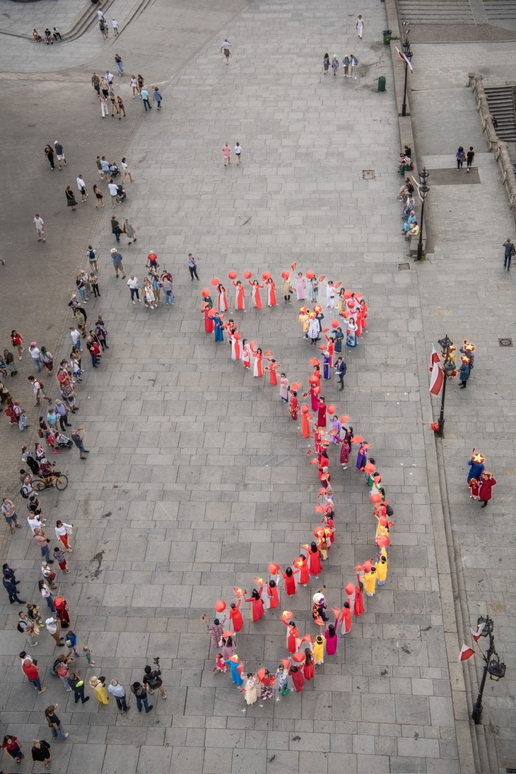 Việt phục bộ hành tại Ba Lan: mở đầu hành trình lan tỏa niềm tự hào dân tộc Việt giữa trời Âu - ảnh 5