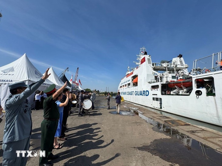 Tàu Cảnh sát Biển Việt Nam CBS 8001 kết thúc tốt đẹp chuyến thăm Indonesia - ảnh 1