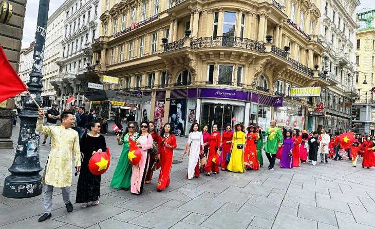 Ngày hội Việt phục bộ hành tại Châu Âu – hòa chung niềm tự hào dân tộc nhân kỷ niệm 80 năm Quốc khánh Việt Nam - ảnh 31