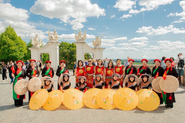 Ngày hội Việt phục bộ hành tại Châu Âu – hòa chung niềm tự hào dân tộc nhân kỷ niệm 80 năm Quốc khánh Việt Nam - ảnh 8