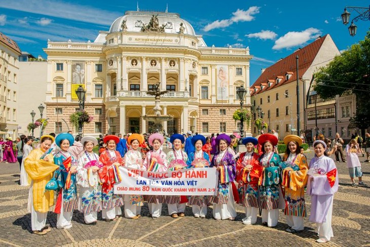 Ngày hội Việt phục bộ hành tại Châu Âu – hòa chung niềm tự hào dân tộc nhân kỷ niệm 80 năm Quốc khánh Việt Nam - ảnh 9