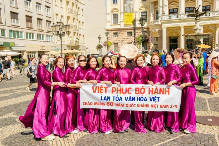 Ngày hội Việt phục bộ hành tại Châu Âu – hòa chung niềm tự hào dân tộc nhân kỷ niệm 80 năm Quốc khánh Việt Nam - ảnh 11
