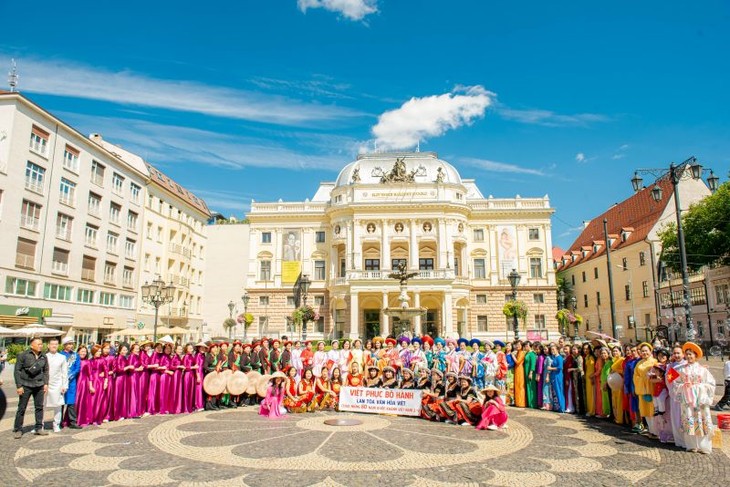Ngày hội Việt phục bộ hành tại Châu Âu – hòa chung niềm tự hào dân tộc nhân kỷ niệm 80 năm Quốc khánh Việt Nam - ảnh 7
