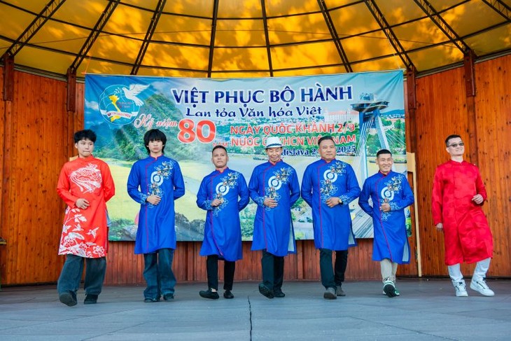 Ngày hội Việt phục bộ hành tại Châu Âu – hòa chung niềm tự hào dân tộc nhân kỷ niệm 80 năm Quốc khánh Việt Nam - ảnh 12