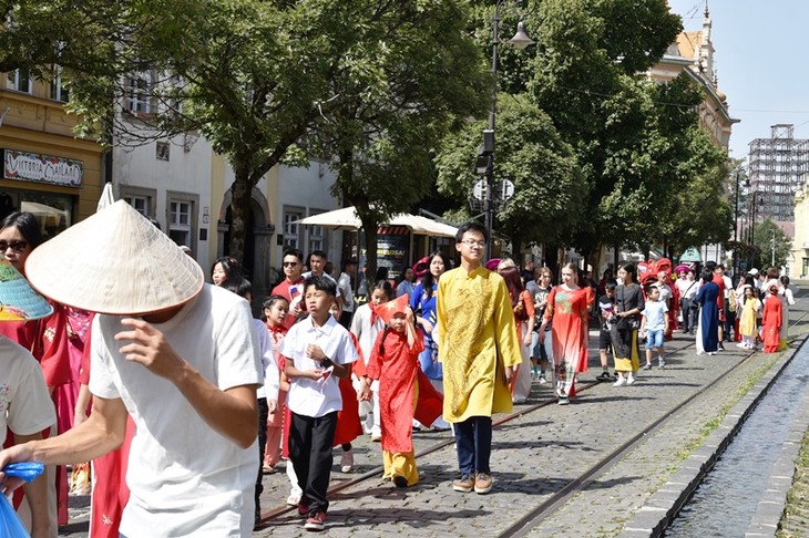 Ngày hội Việt phục bộ hành tại Châu Âu – hòa chung niềm tự hào dân tộc nhân kỷ niệm 80 năm Quốc khánh Việt Nam - ảnh 17