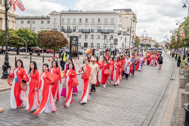 Ngày hội Việt phục bộ hành tại Châu Âu – hòa chung niềm tự hào dân tộc nhân kỷ niệm 80 năm Quốc khánh Việt Nam - ảnh 4