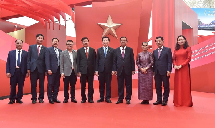 Lãnh đạo Lào và Campuchia tham quan Triển lãm thành tựu đất nước - ảnh 2