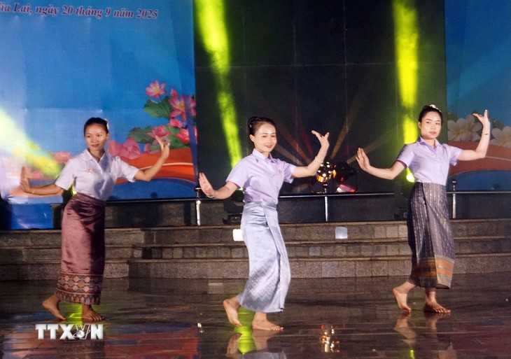 Chương trình nghệ thuật “Sinh viên Việt - Lào, tự hào tiếp bước” - ảnh 1