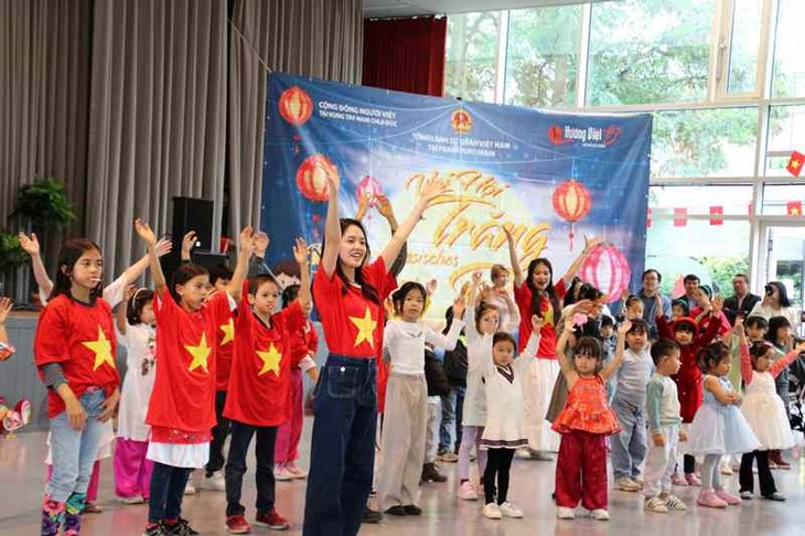 Tết Trung thu - Vui hội Trăng rằm tại CHLB Đức - ảnh 4