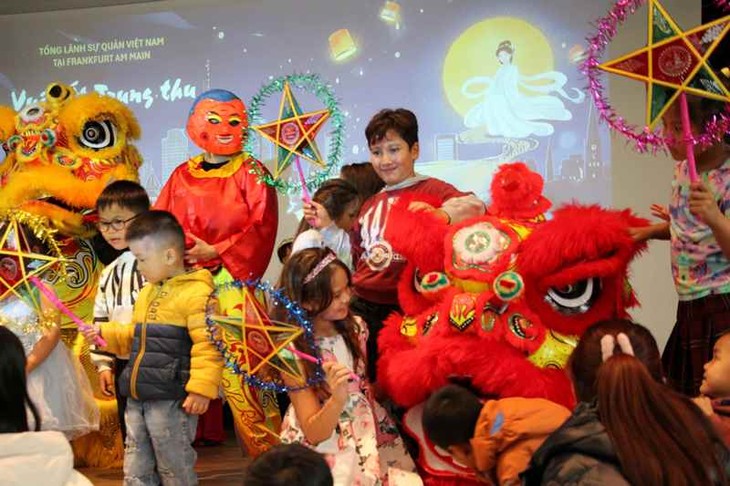 Tết Trung thu - Vui hội Trăng rằm tại CHLB Đức - ảnh 1