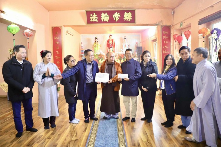 Hội Từ thiện Sen vàng Berlin: Gửi về quê nhà tình cảm ấm áp, mong nơi ấy sẽ bình yên! - ảnh 2