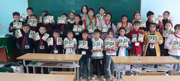 Thắp sáng Trung thu muộn sau cơn bão - ảnh 2