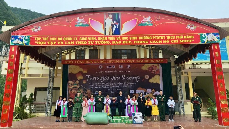 Thắp sáng Trung thu muộn sau cơn bão - ảnh 1