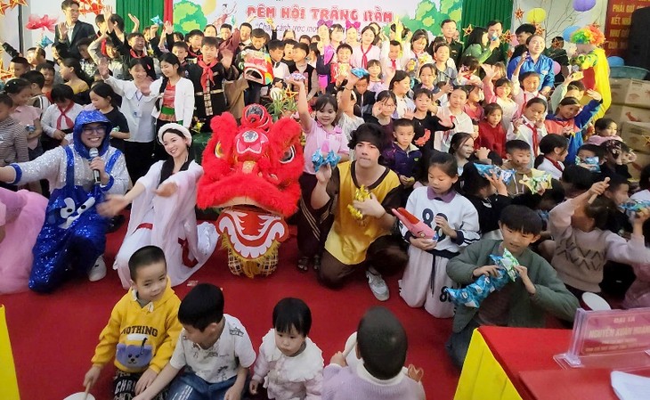 Thắp sáng Trung thu muộn sau cơn bão - ảnh 4