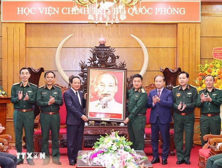 Trưởng Ban Tuyên giáo và Dân vận Trung ương thăm và chúc mừng các đơn vị, cá nhân nhân Ngày Nhà giáo Việt Nam - ảnh 2