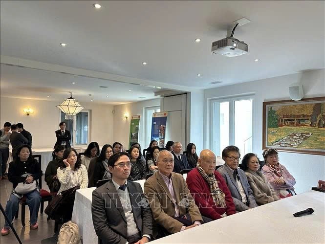 Phái đoàn thường trực Việt Nam tại Geneva, Thụy Sỹ tiếp nhận ủng hộ của kiều bào hỗ trợ bà con vùng lũ - ảnh 2