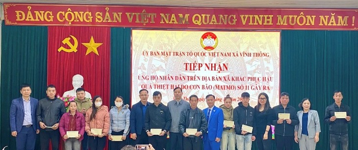 Tình người Việt từ phương xa đến với bà con vùng lũ Vĩnh Thông - ảnh 2