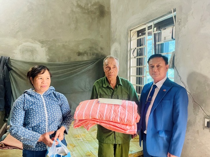 Tình người Việt từ phương xa đến với bà con vùng lũ Vĩnh Thông - ảnh 6