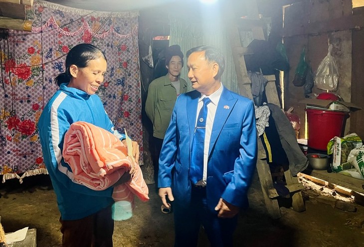 Tình người Việt từ phương xa đến với bà con vùng lũ Vĩnh Thông - ảnh 7