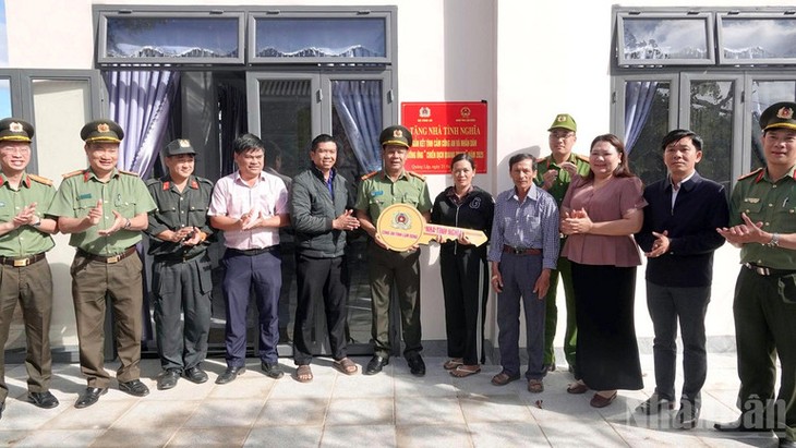 Lâm Đồng: Khánh thành căn nhà đầu tiên trong “Chiến dịch Quang Trung” - ảnh 2