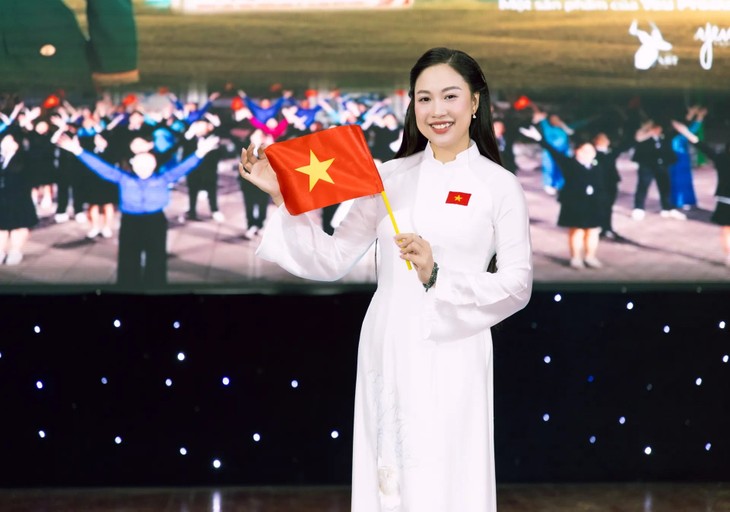 Ca sĩ Trần Bích Ngọc: Khi người trẻ hát ca khúc Cách mạng - ảnh 1