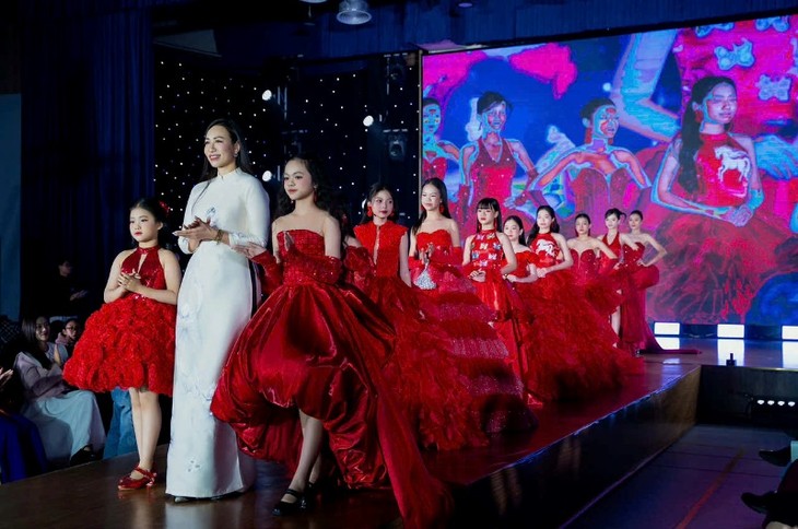 “Vũ Khúc Đam Mê” – bản hòa ca sắc đỏ chào năm mới 2026 của NTK Yến Ngô - ảnh 1