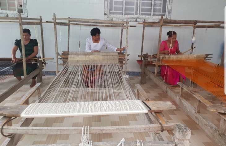 Nghệ nhân Néang Chanh Ty bảo tồn nghề dệt thổ cẩm Khmer - ảnh 2