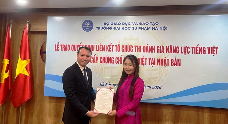 Trường Đại học Sư phạm Hà Nội trao quyết định triển khai kỳ thi đánh giá năng lực tiếng Việt ở nước ngoài - ảnh 1