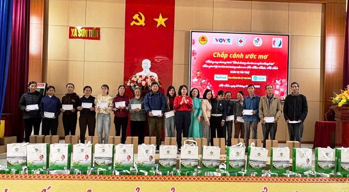 “Chắp cánh ước mơ” mang Tết ấm đến xã vùng cao Sơn Tiến - ảnh 6