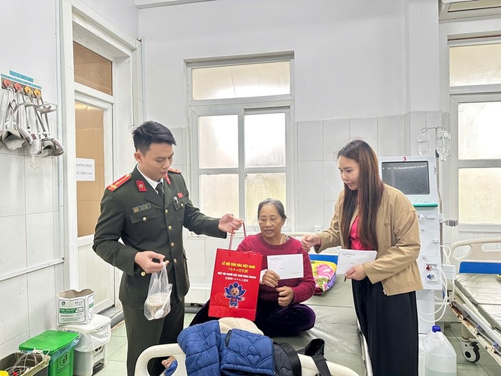 Kiều bào Nhật Bản tặng quà Tết bệnh nhân khó khăn tại Quảng Trị - ảnh 2