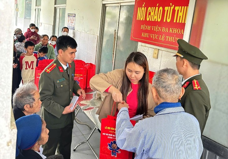 Kiều bào Nhật Bản tặng quà Tết bệnh nhân khó khăn tại Quảng Trị - ảnh 3
