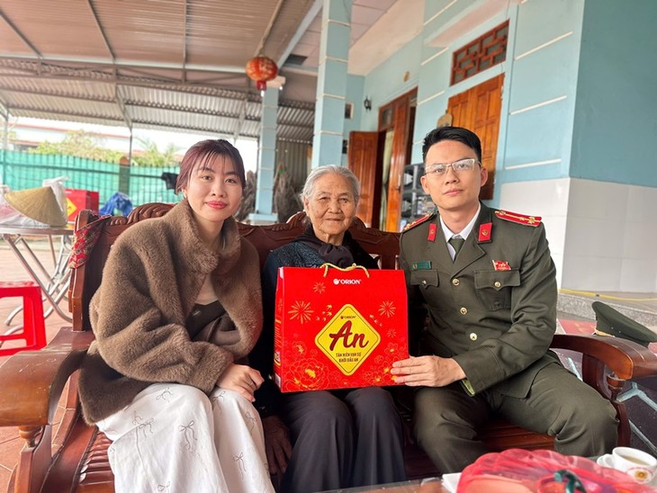 Kiều bào Nhật Bản tặng quà Tết bệnh nhân khó khăn tại Quảng Trị - ảnh 6