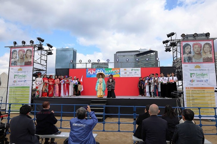 Áo dài và văn hóa Việt rực rỡ tại Lễ hội Việt Nam 2026 ở Osaka - ảnh 4