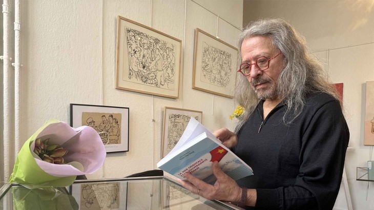 Triển lãm tranh và sách “Hồn Việt trên đất Pháp” - ảnh 1