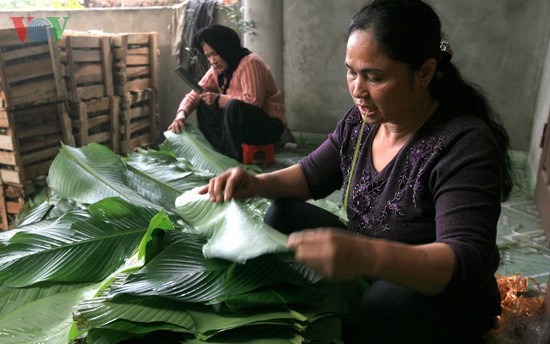 Desa Trieu Khuc yang khusus membuat kue Chung pada musim semi - ảnh 3