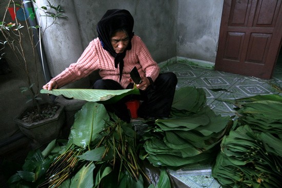 Desa Trieu Khuc yang khusus membuat kue Chung pada musim semi - ảnh 2