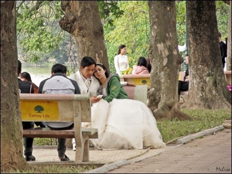 Suasana di sekitar Danau Hoan Kiem di kota Hanoi - ảnh 6