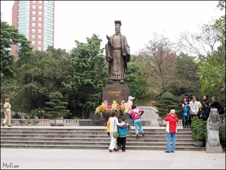 Suasana di sekitar Danau Hoan Kiem di kota Hanoi - ảnh 9