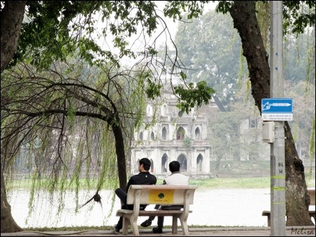 Suasana di sekitar Danau Hoan Kiem di kota Hanoi - ảnh 7